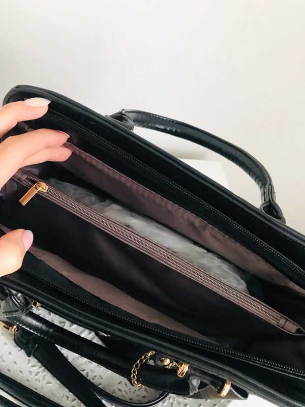 Damska torebka czarna elegancka kuferek średnia z kokardą