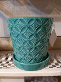 Doniczka ceramiczna z podstawkiem.