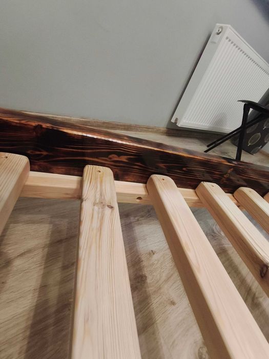 Ręcznie robione łóżko z litego drewna sosnowego 90x200 – opalane