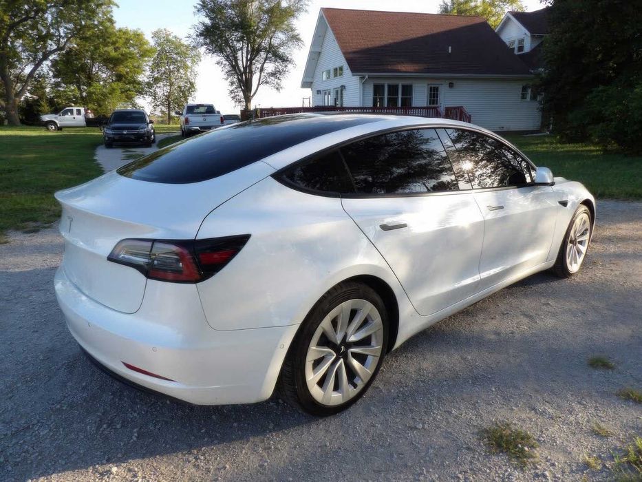 Tesla Model 3      2022