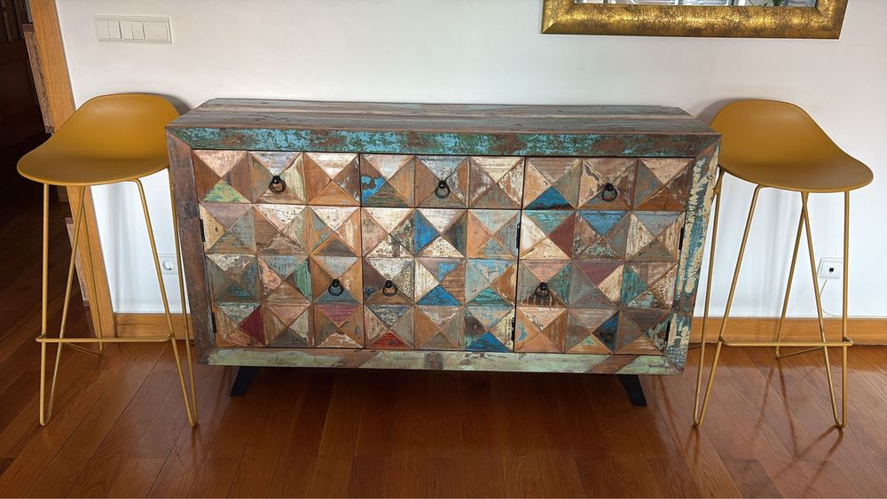 Conjunto mesa jantar, cadeiras e aparador e 2 cadeiras