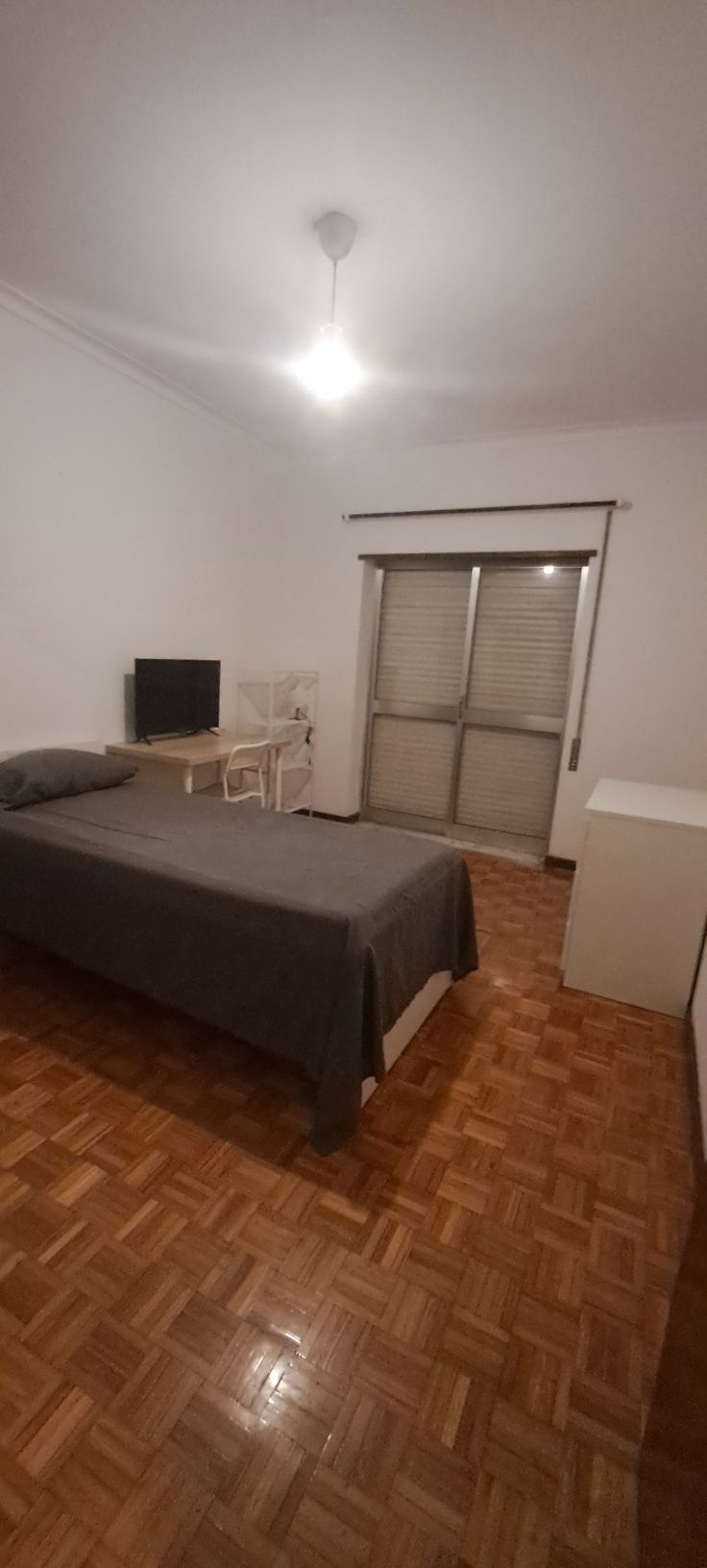 Arrendo quarto individual com varanda
