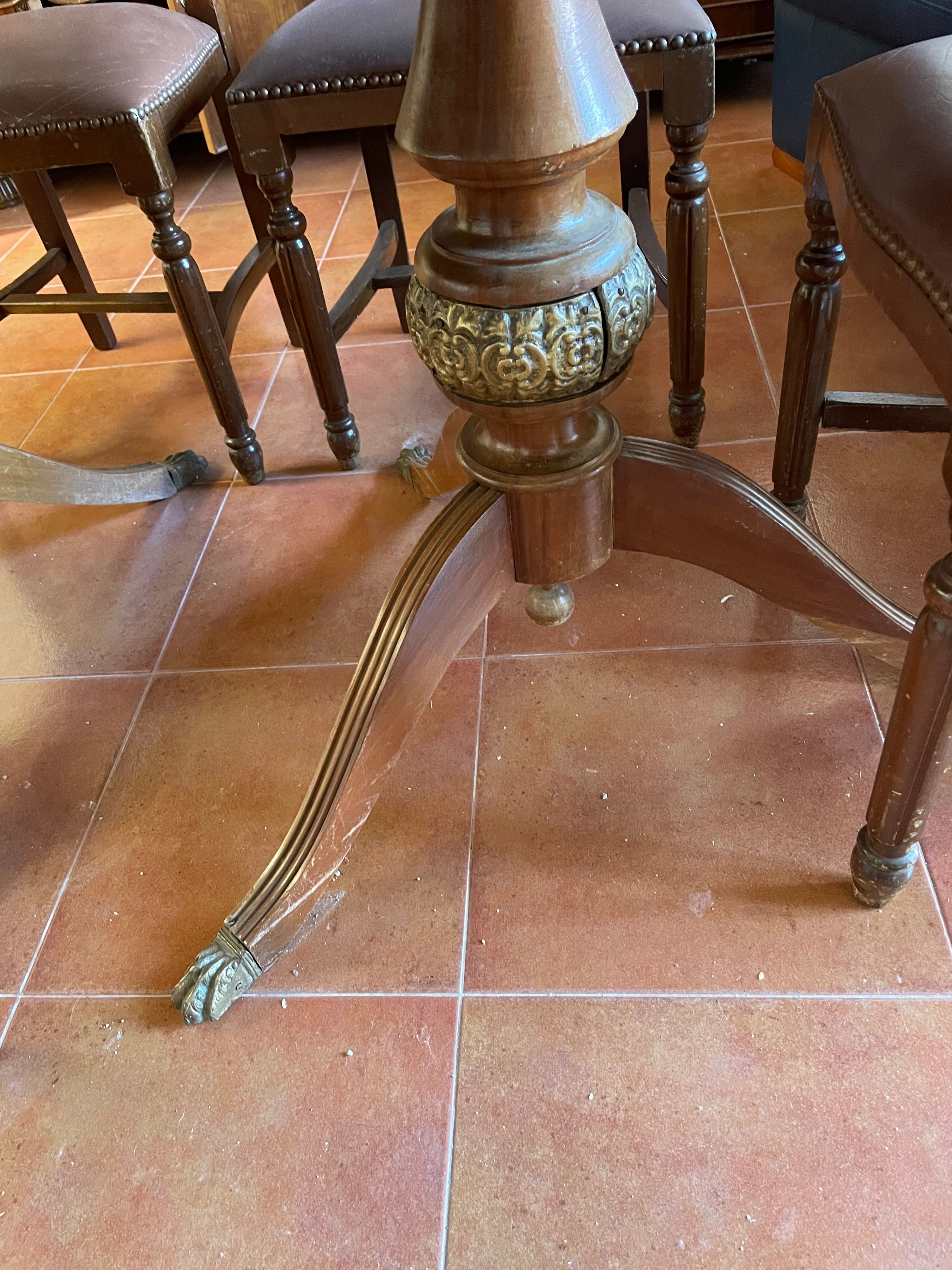Mesa de madeira com 6 cadeiras