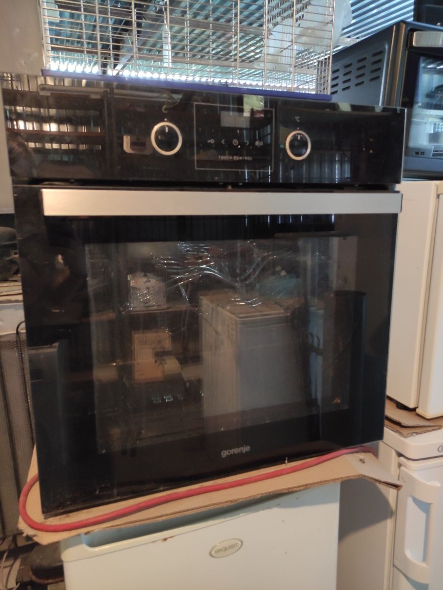 Czarny piekarnik elektryczny do zabudowy gorenje touch control pod zab