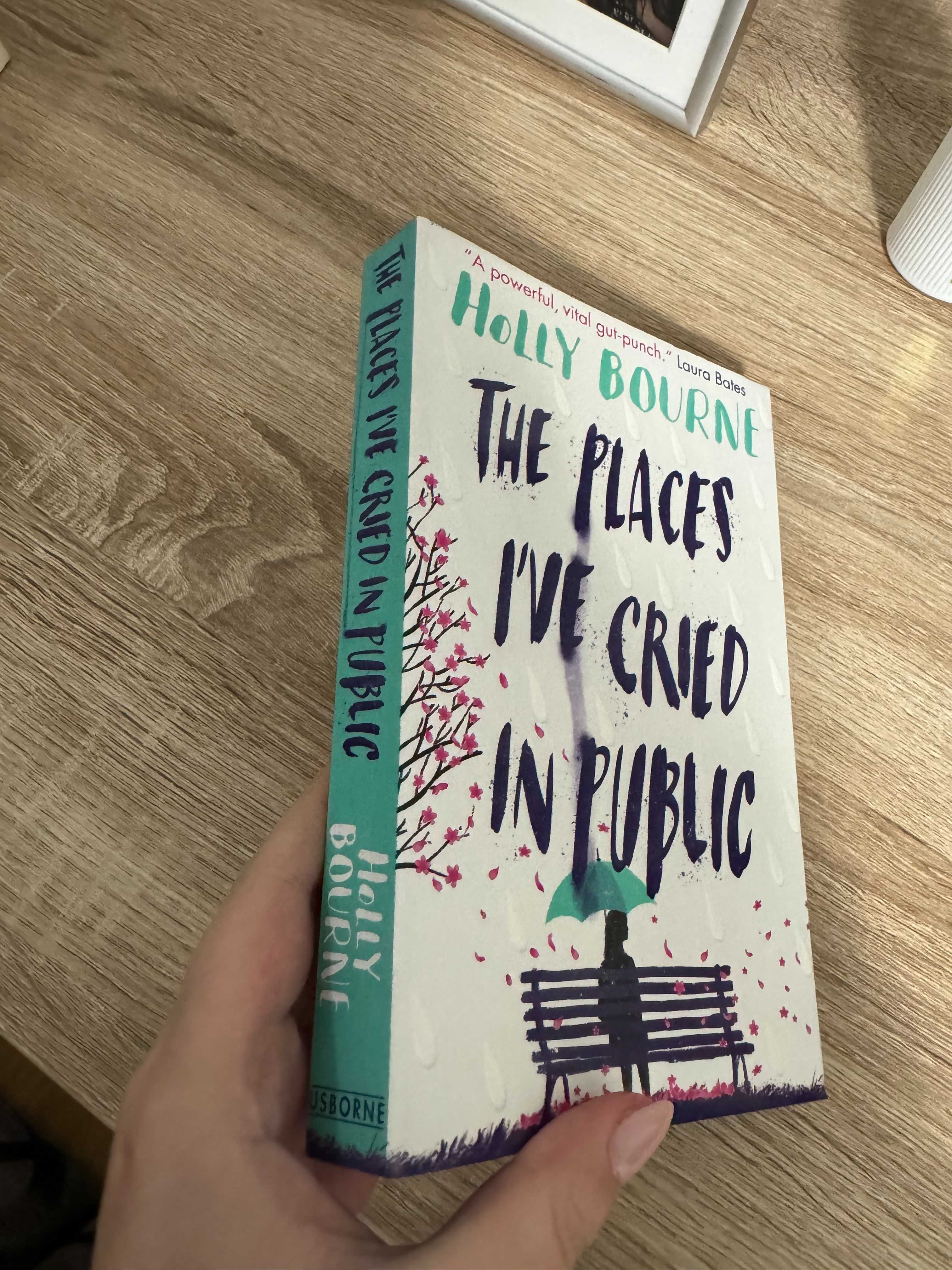 Livro "The places I´ve cried in public" de Holly Bourne (inglês)