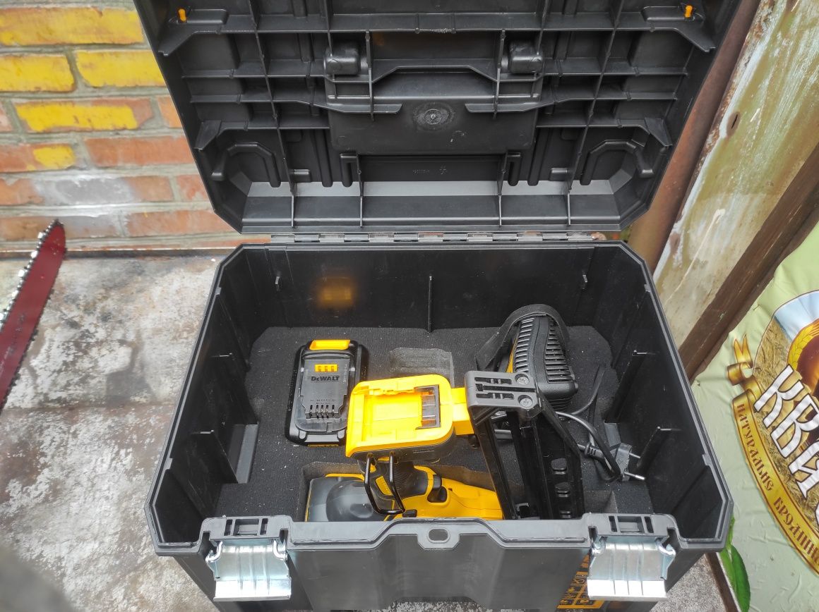 Цвяхозабич акумуляторний DeWalt DCN660NT