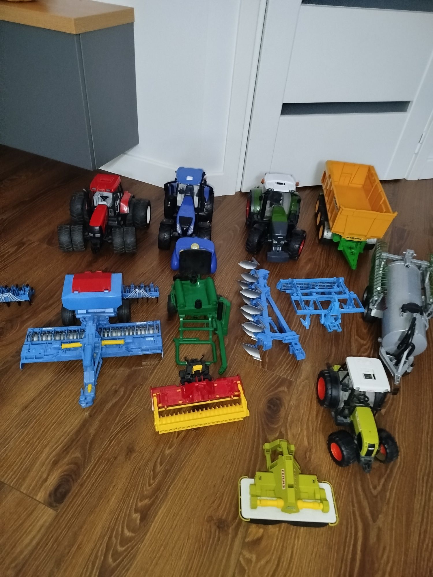 Bruder traktory maszyny new Holland Claas komplet