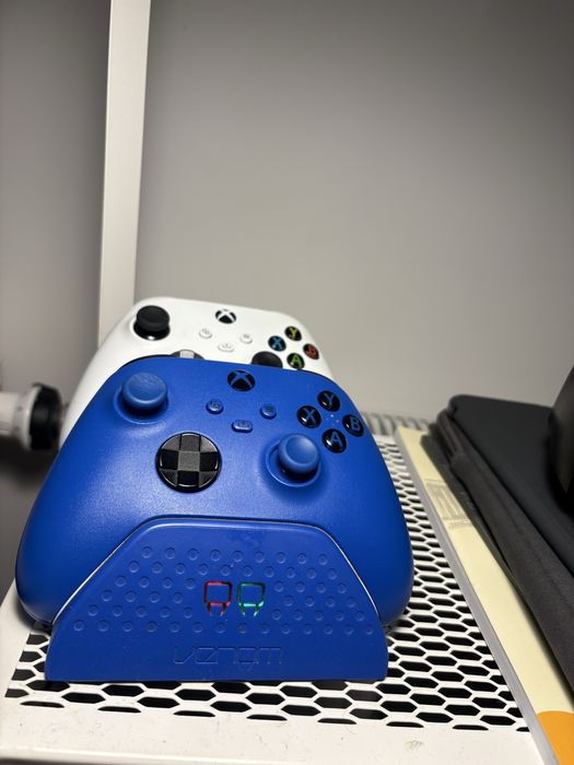 xbox series s 500gb + 2 pady + ładowarką