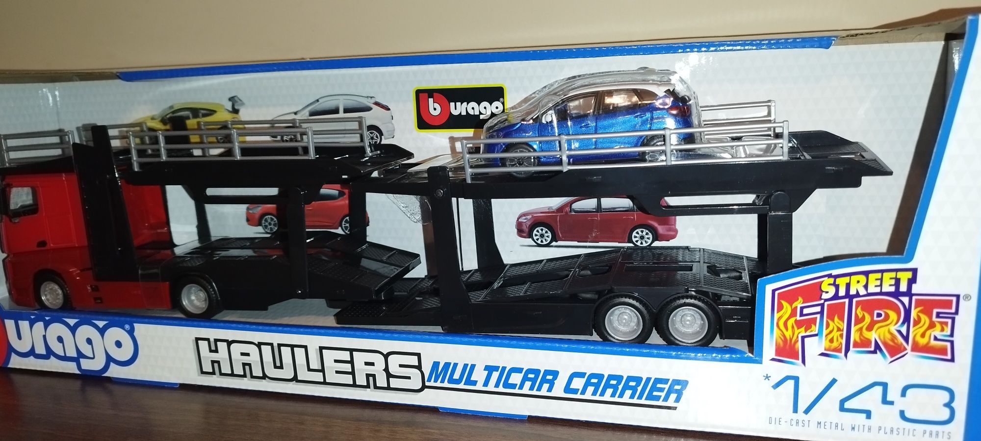 Bburago Street Fire Laweta Mercedes Actros Red, skala 1:43 Burago.