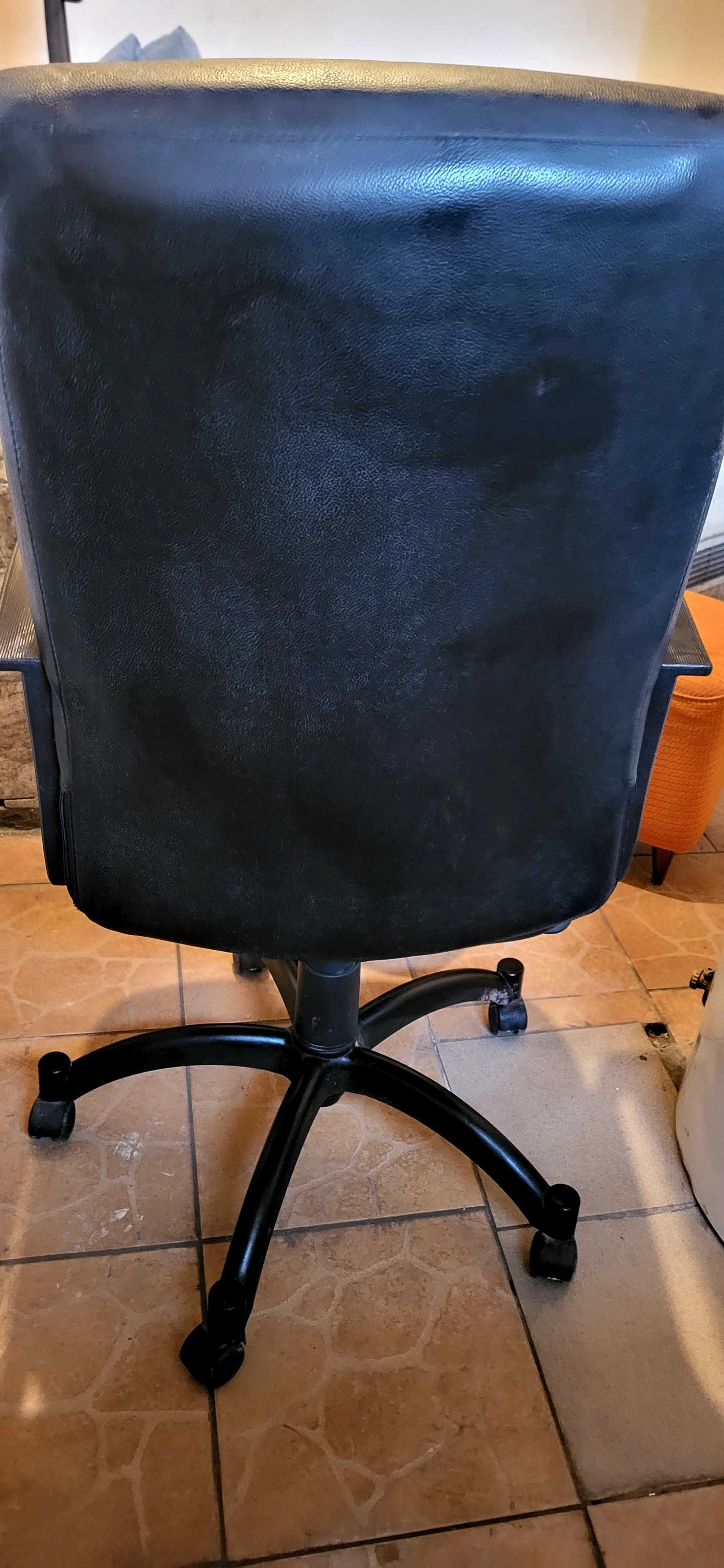 Fotel obrotowy do pracy przy biurku