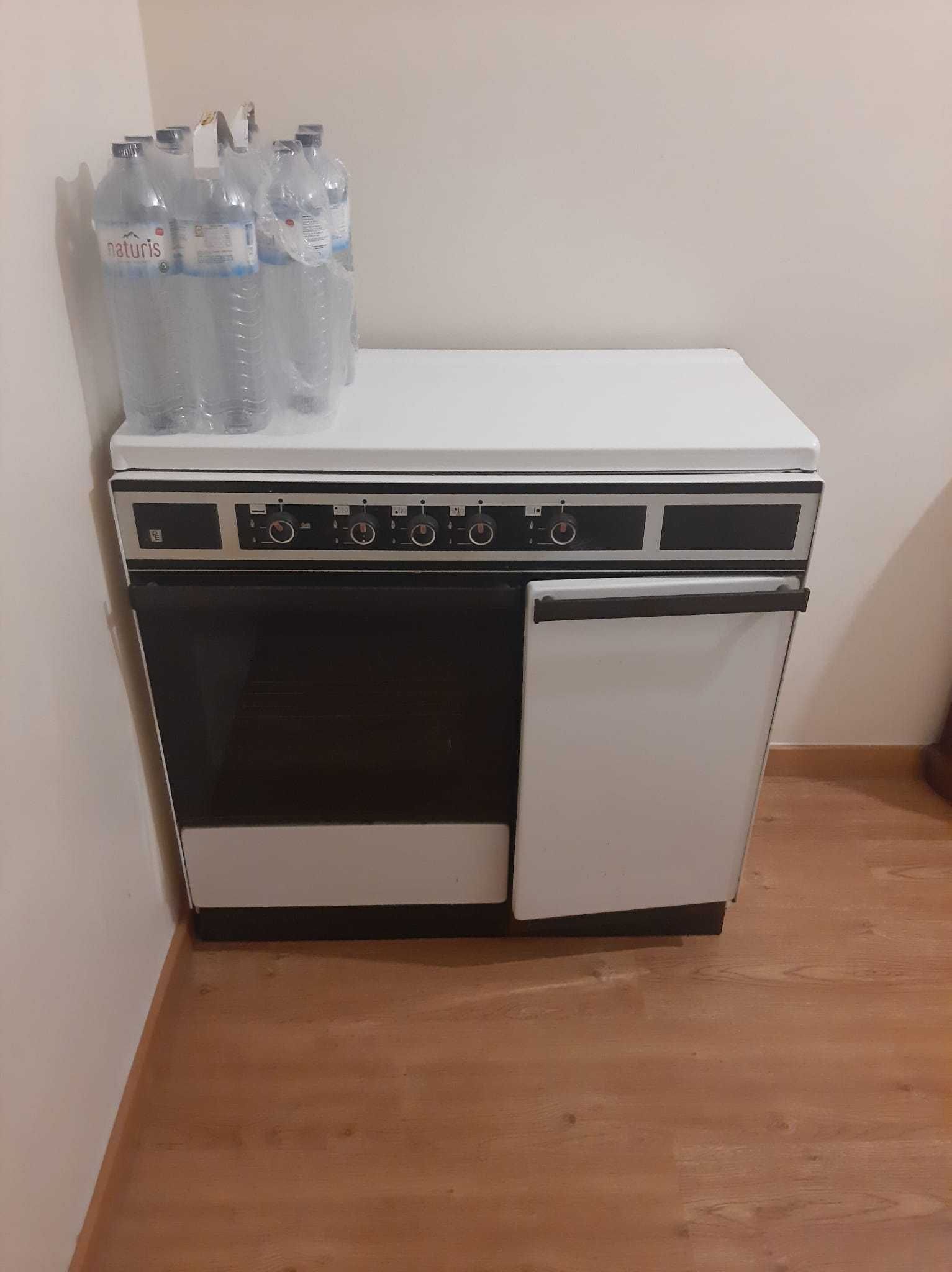 Fogão Antigo a Gás com Forno e Compartimento para Botija
