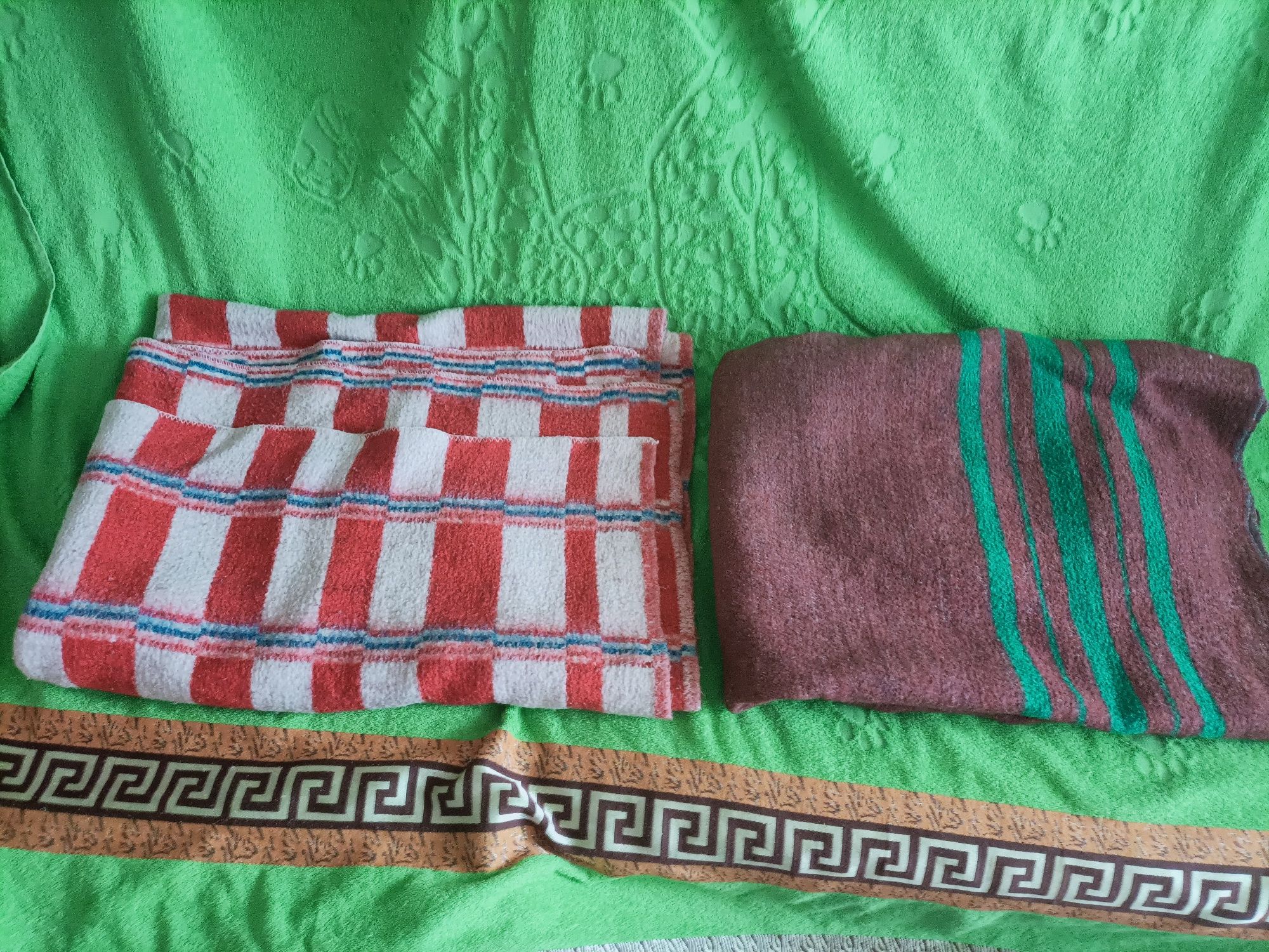 Продам   2 шерстяных одеяла .