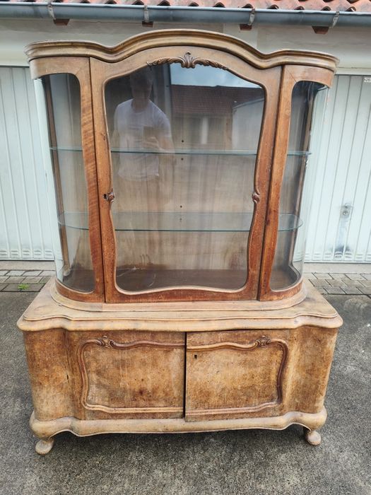 Antyczna witryna w stylu ludwikowskim, gięte szyby, lata 1920–1940