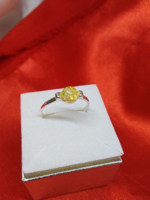 Piękny srebrny pierścionek z jasnym bursztynem, srebro 925, r. 21