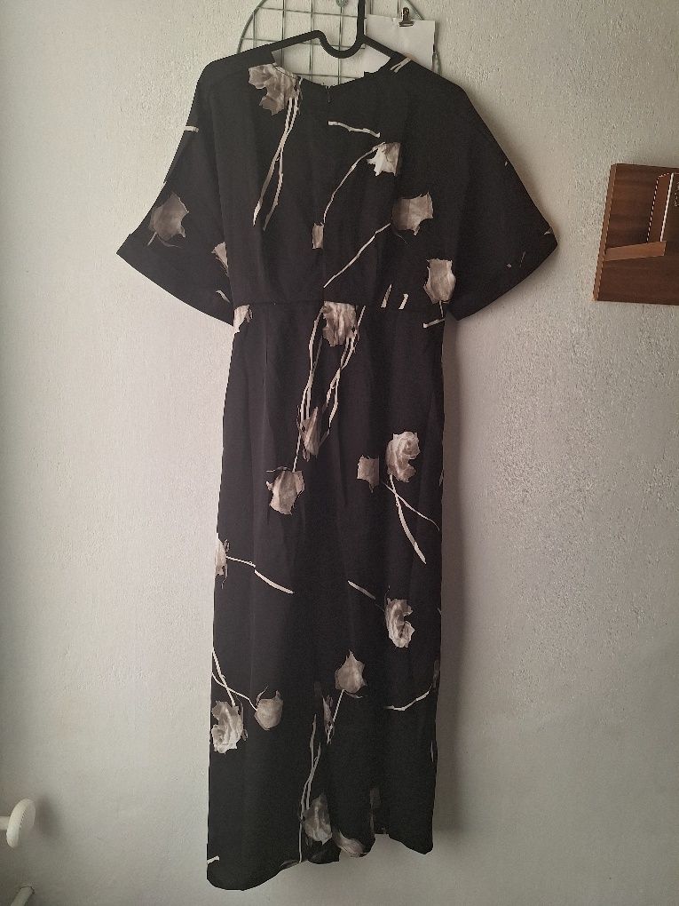 Czarna sukienka w kwiaty