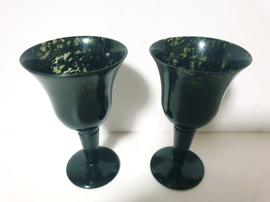 Par de  lindos antigos copos em jade espinafres