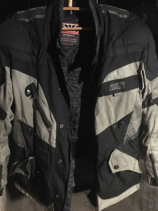 мотокуртка та  чоботи .Професійний  захисний  акцесуар .