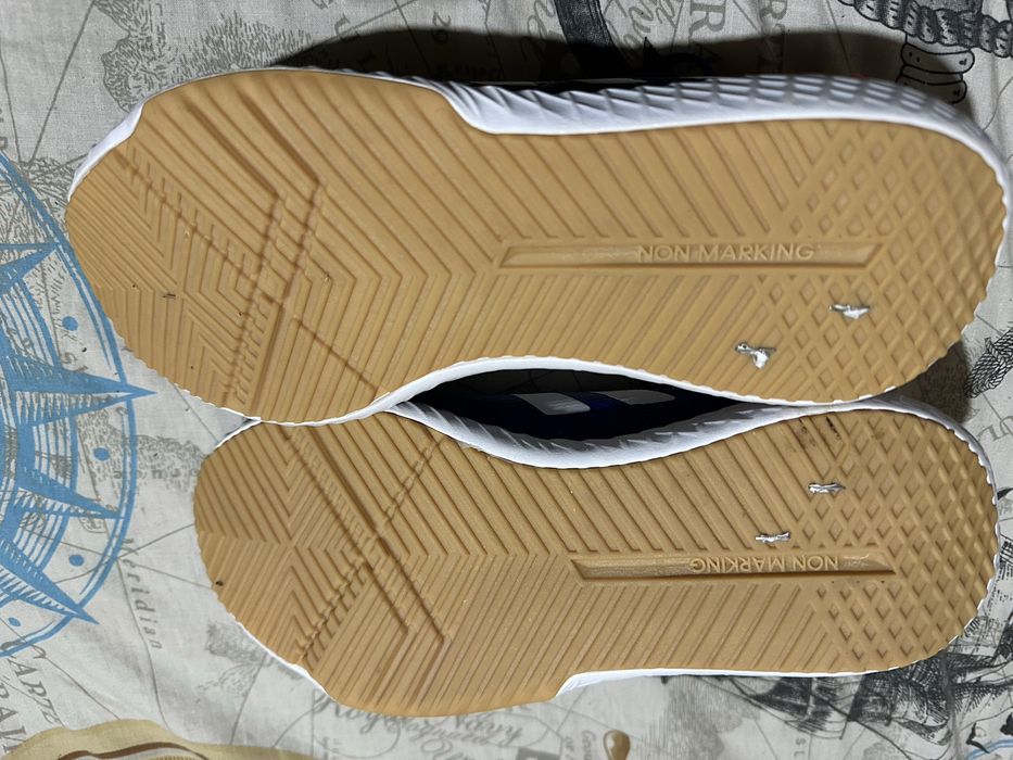 Гарні кросівки для підлідка Адідас, 39 розмір