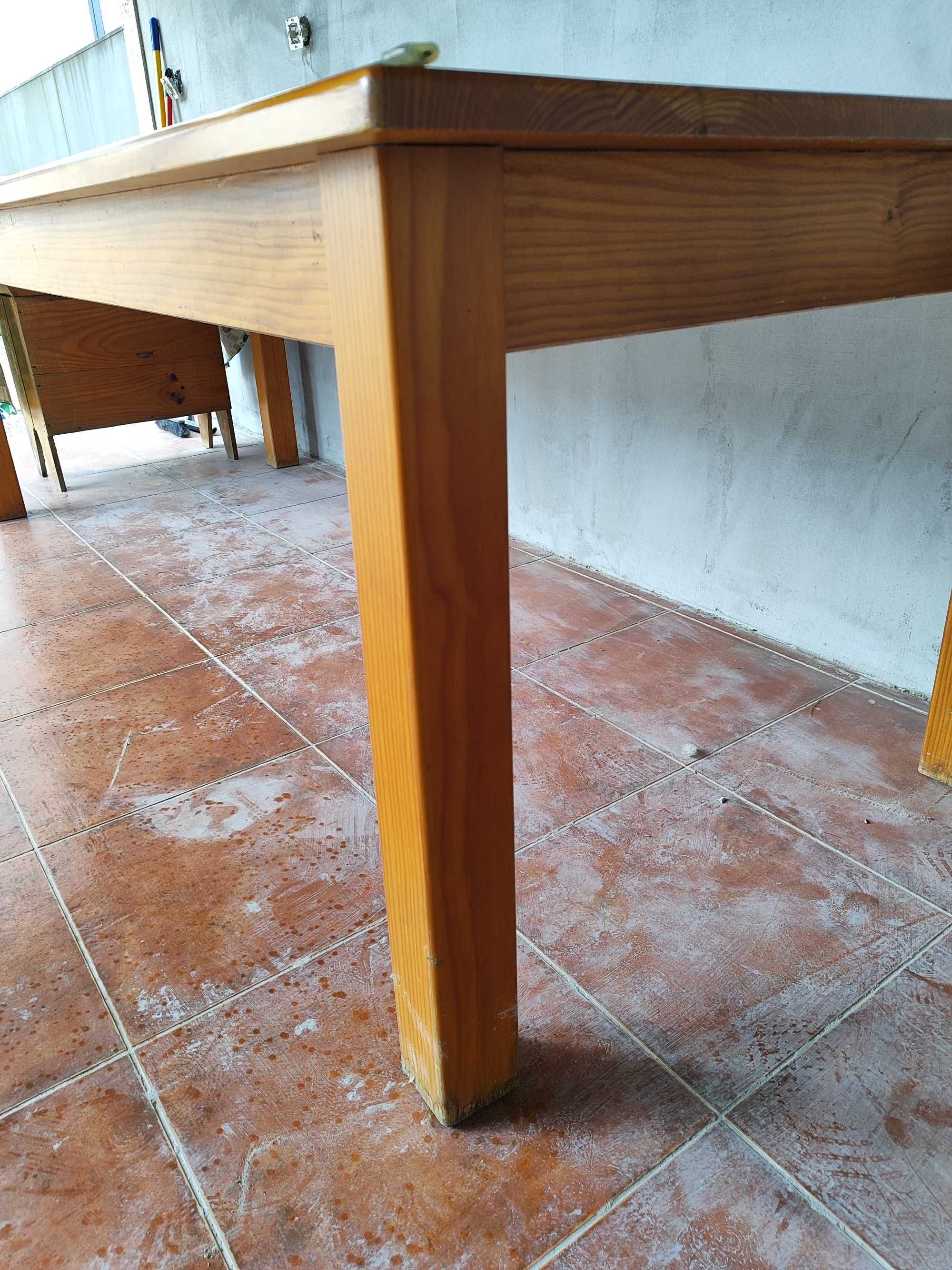 Mesa em madeira maciça