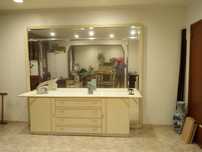 Aparador de sala espelhado e lacado a branco