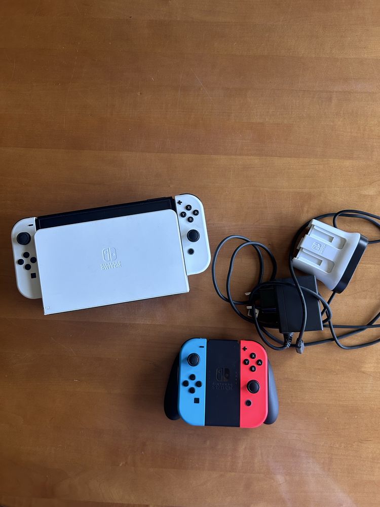 Venda de Nintendo OLED Switch com 3 comandos e acessórios