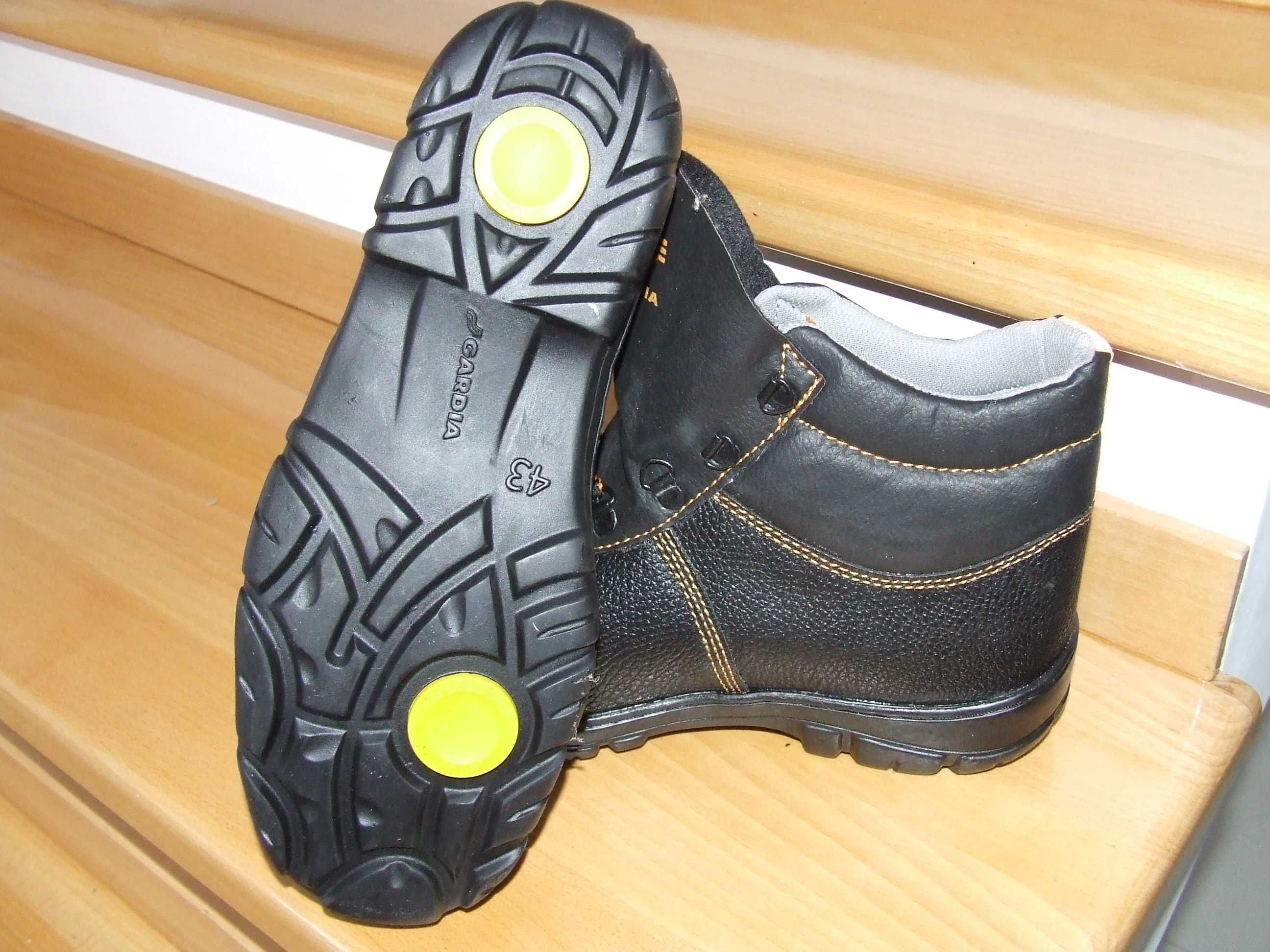 Buty robocze rozm 43 + 2 pary  grubych skarpet (roboczych)