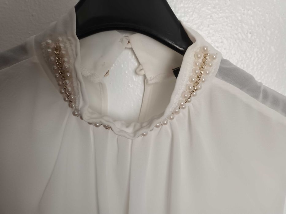 Blusa branca com pérolas