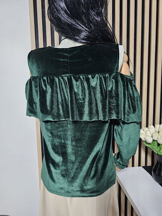 Bluzka zielona aksamit falbany Old Money IT Girl odkryte ramiona uni