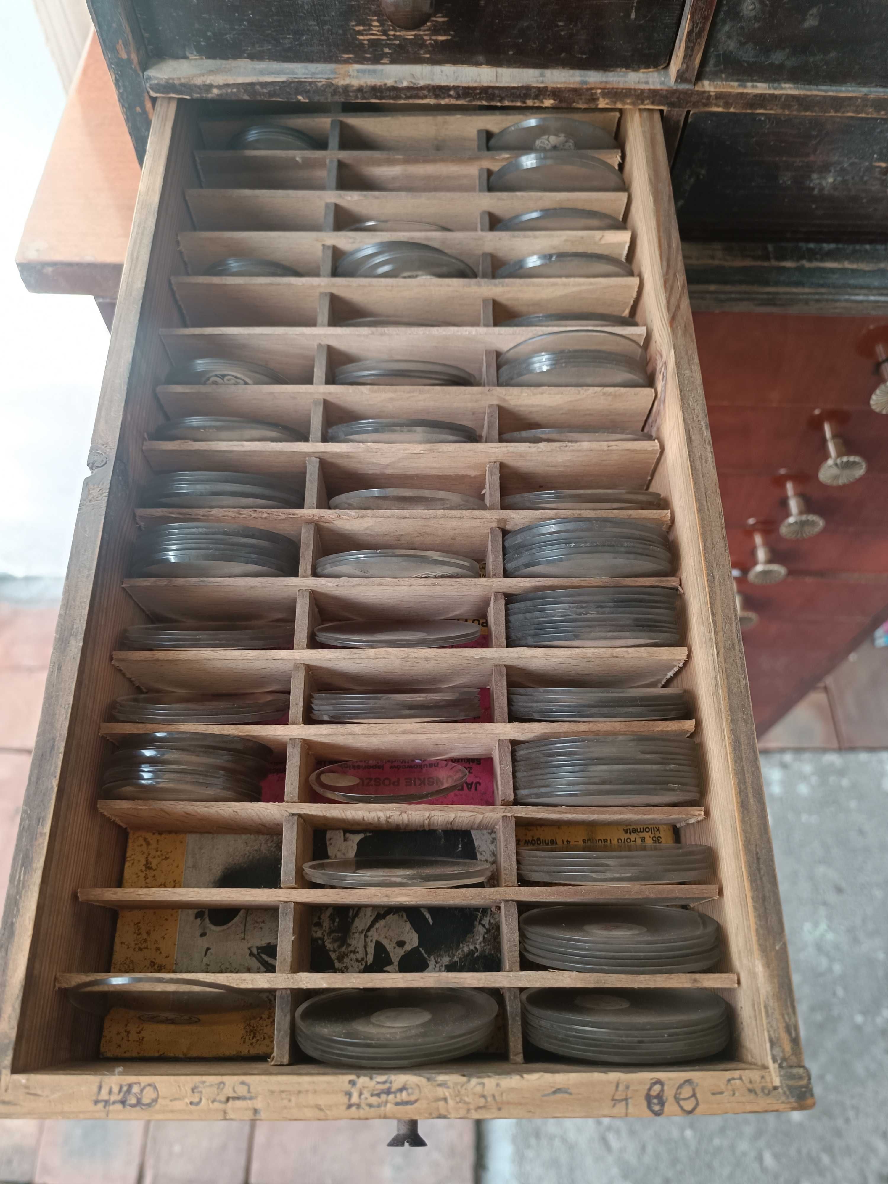 Stara drewniana szafka ze szklanymi szkiełkami do zegarków