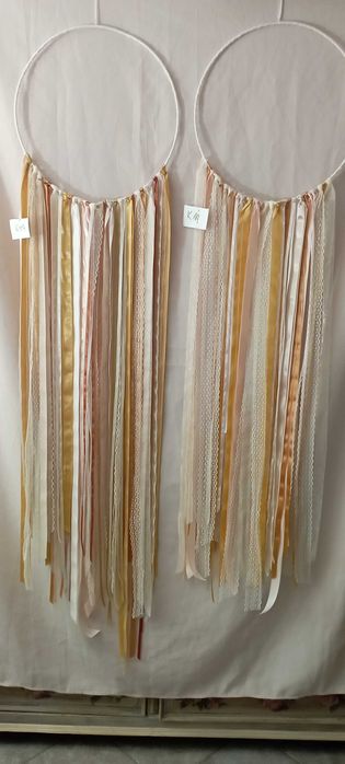 Łapacze snów ze wstążkami do pokoju dziewczynki