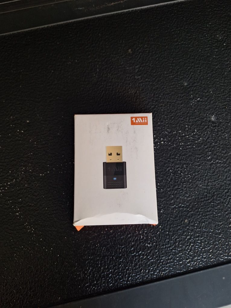 Bluetooth 1Mii B10 USB-A, który służy jako nadajnik audio USB.