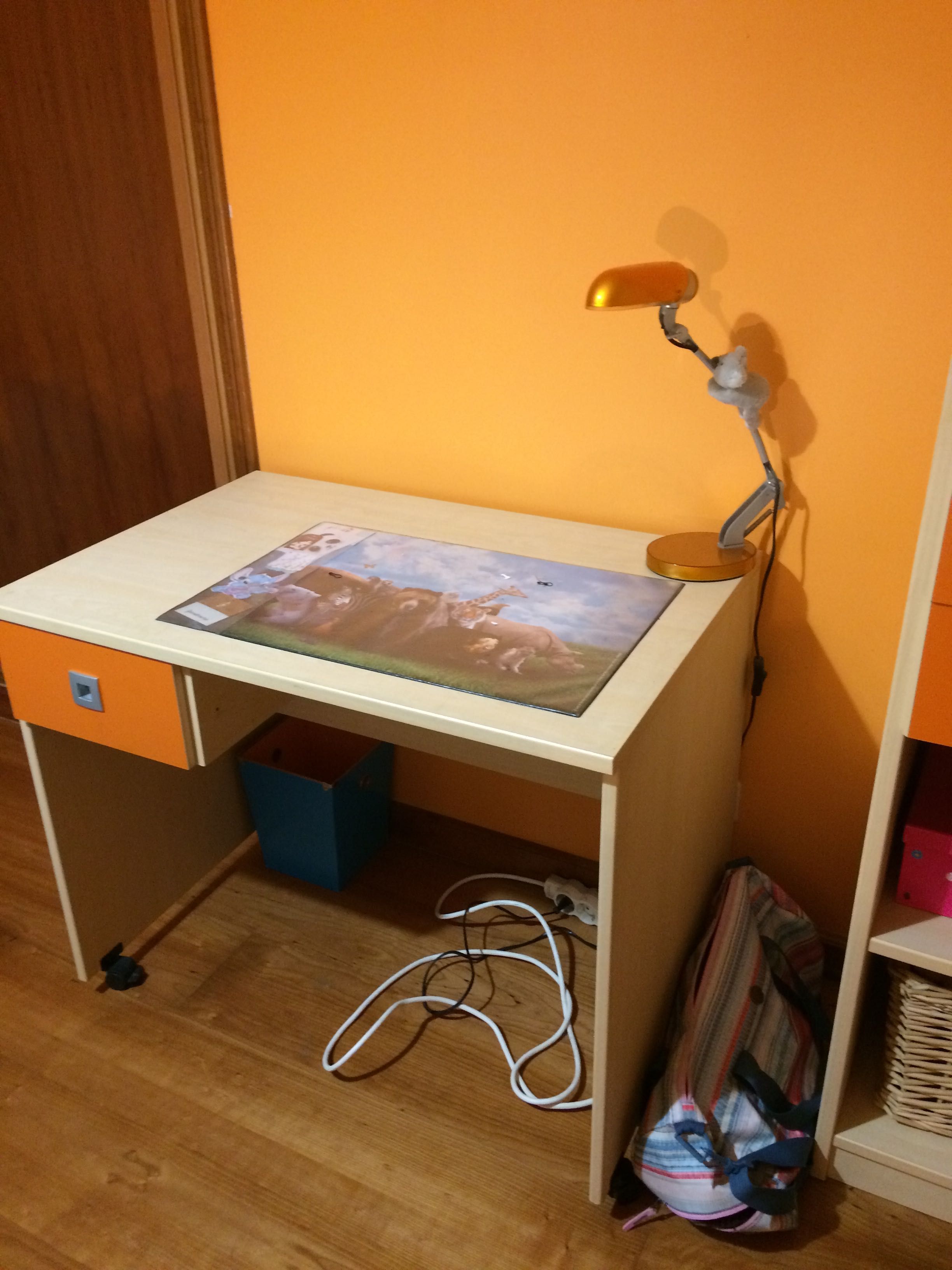 secretaria(36,00€)estante(63,00) Cabeceira de cama (78,00€) NEGOCIÁVEL