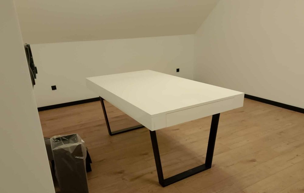 Sprzedam stół biały,  duży rozkładany ,czarne nogi