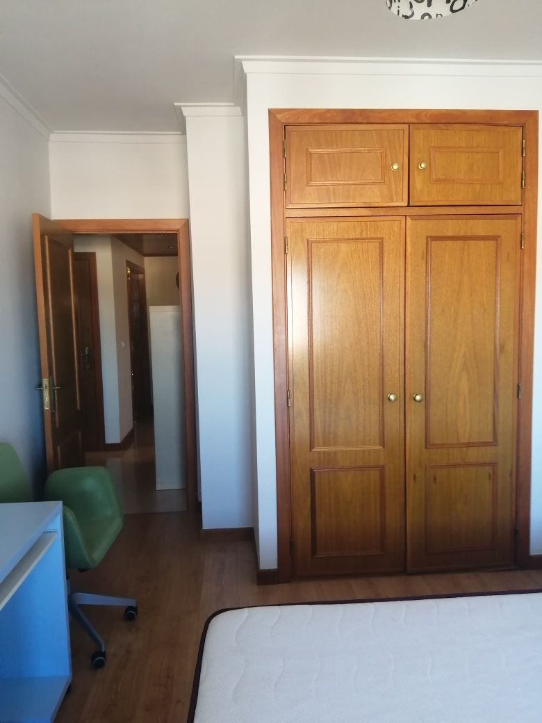 Alugo quarto a rapariga