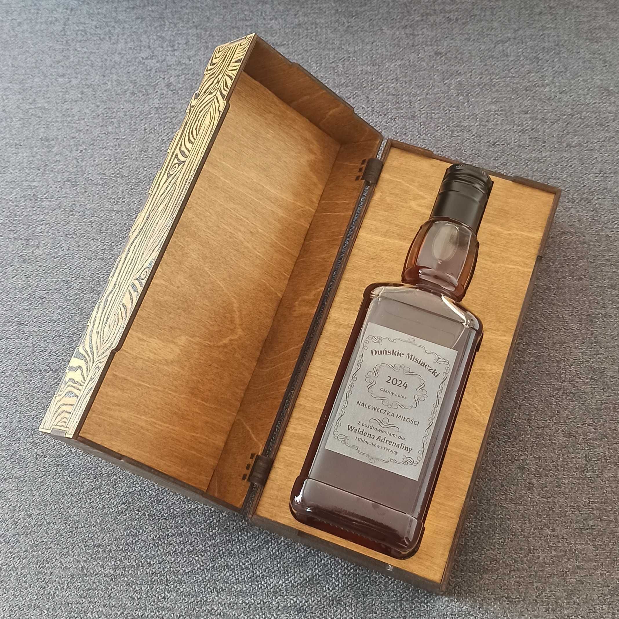 Grawerowane pudełko i grawerowana butelka na whisky
