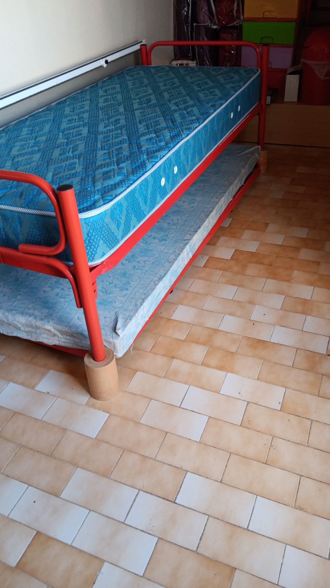Cama de solteiro com cama extra em baixo e colchões
