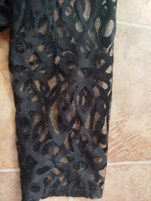 Elegancka koronkowa czarna sukienka R-44