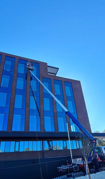 Podnośnik koszowy wynajem usługi mycie okien