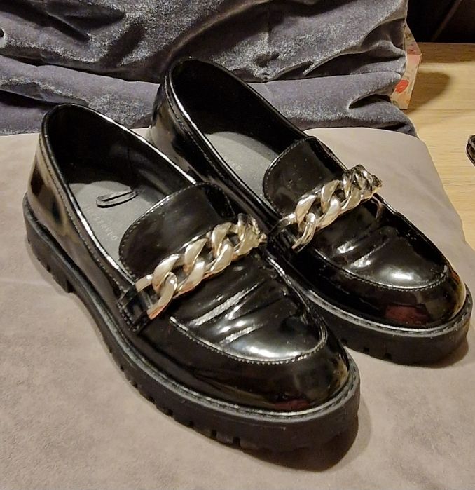 Czarne lakierki Reserved 36