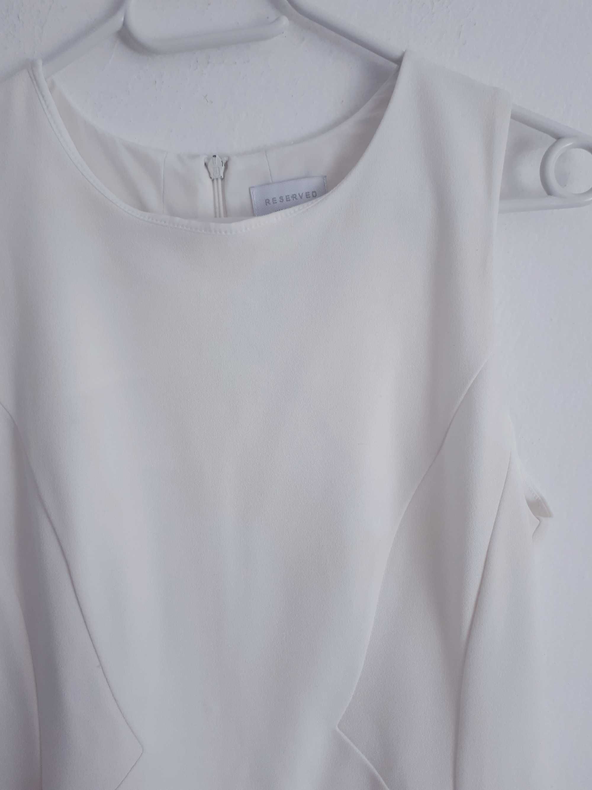 Biała trapezowa sukienka Reserved