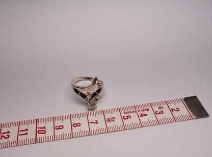 Srebrny pierścionek z cyrkoniami ciekawy wzór  R.16.