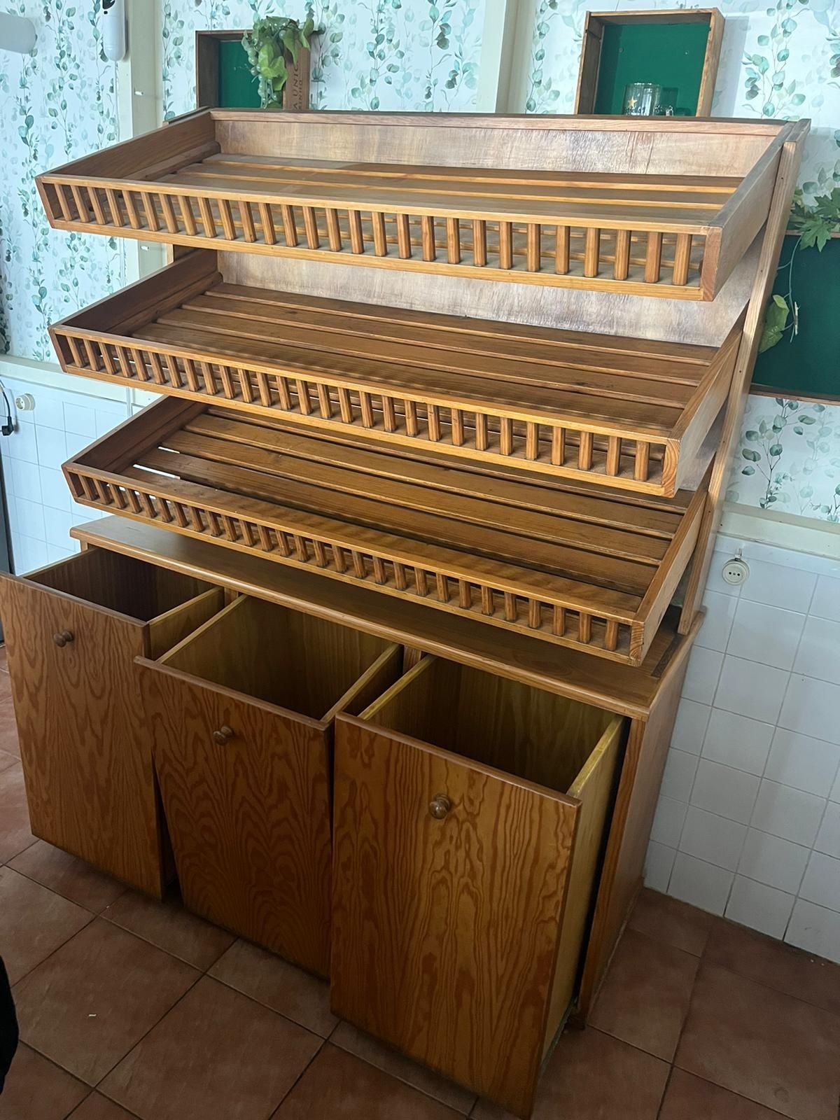 Móvel expositor de pão.