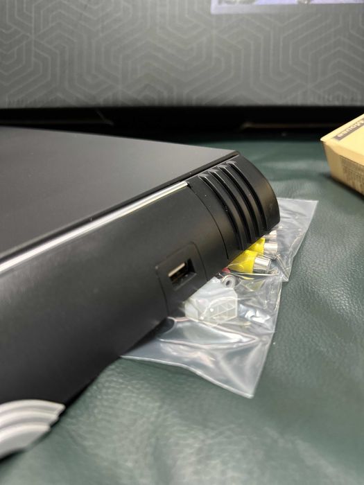 Стельовий телевізор, телевизор автомобильный, потолочный