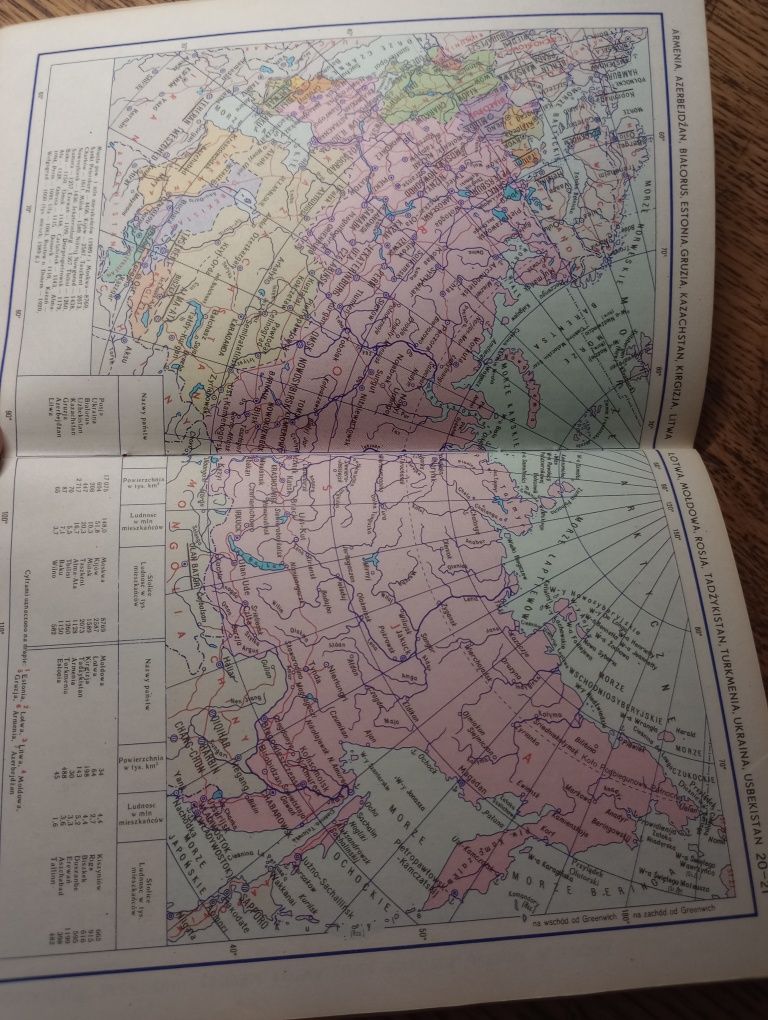 Kieszonkowy atlas świata z lat 90ch.