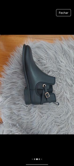 Botas pretas com detalhe em dourado