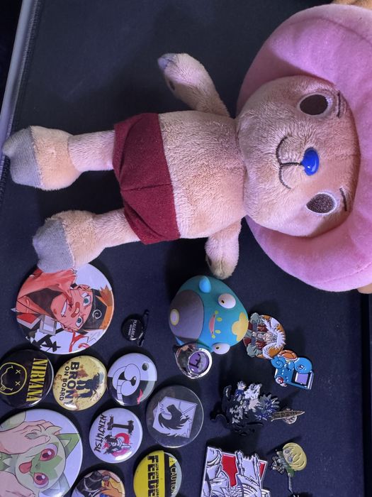 Peluche Chopper e pins de varios animes