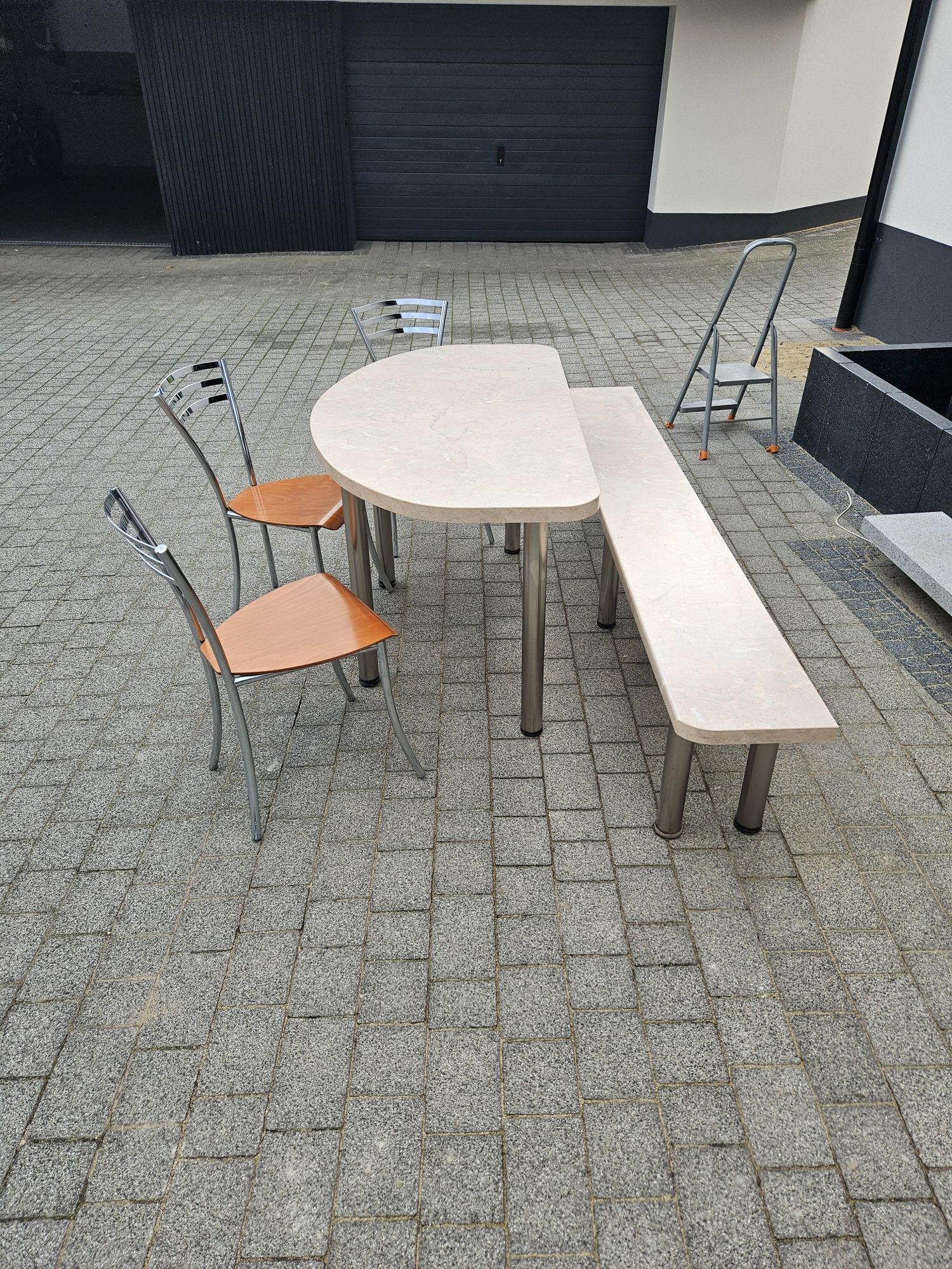 Krzesła ława stół ławka