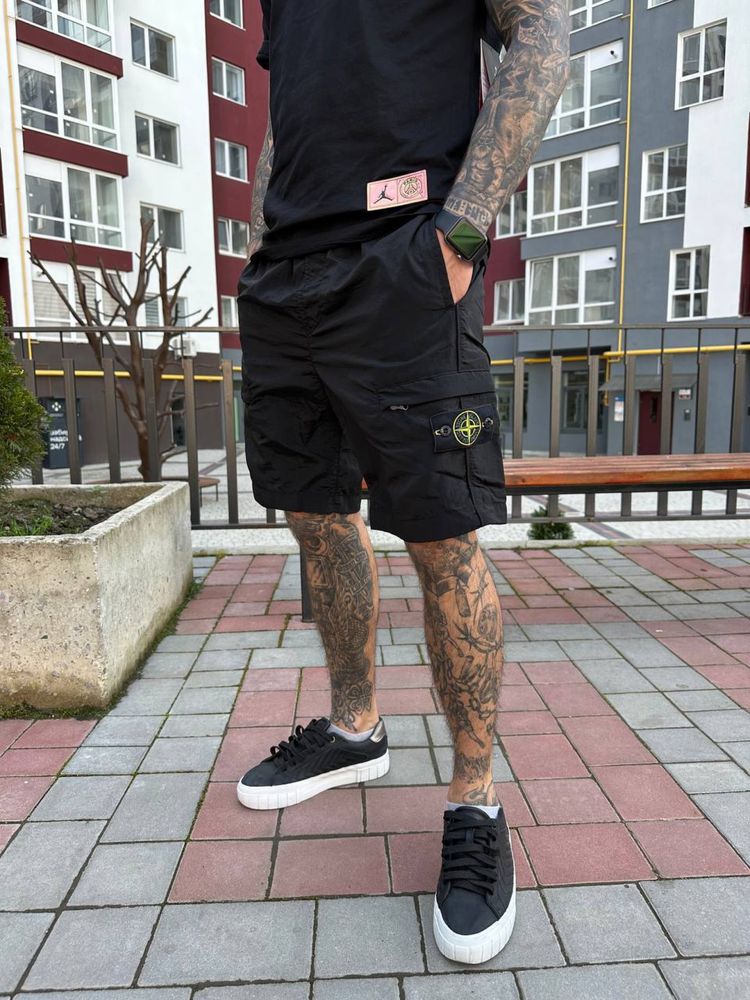 Неоновые шорты Stone Island