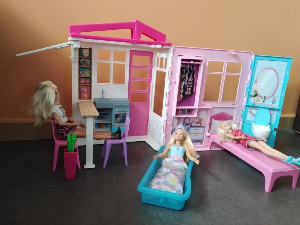 Casa da Barbie 219 Portátil + 3 Bonecas Barbie