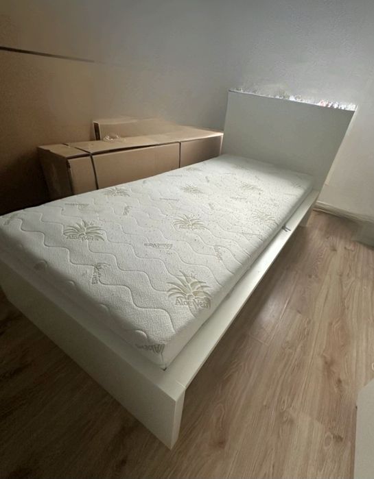 KOMPLET Łóżko MALM z dnem LONSET i materacem 90x200cm, zadbane